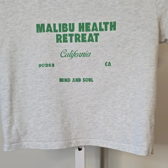 Princess Polly Malibu Healh Retreat Light Grey Graphic Tee Sz 4 Small - Picture 5 of 8